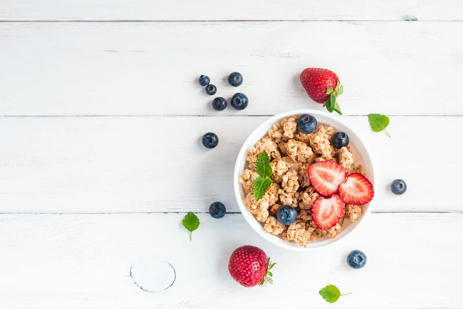 Healthy breakfast of muesli and berries seen from above, a meal that raises the question of scanning fasted or fed