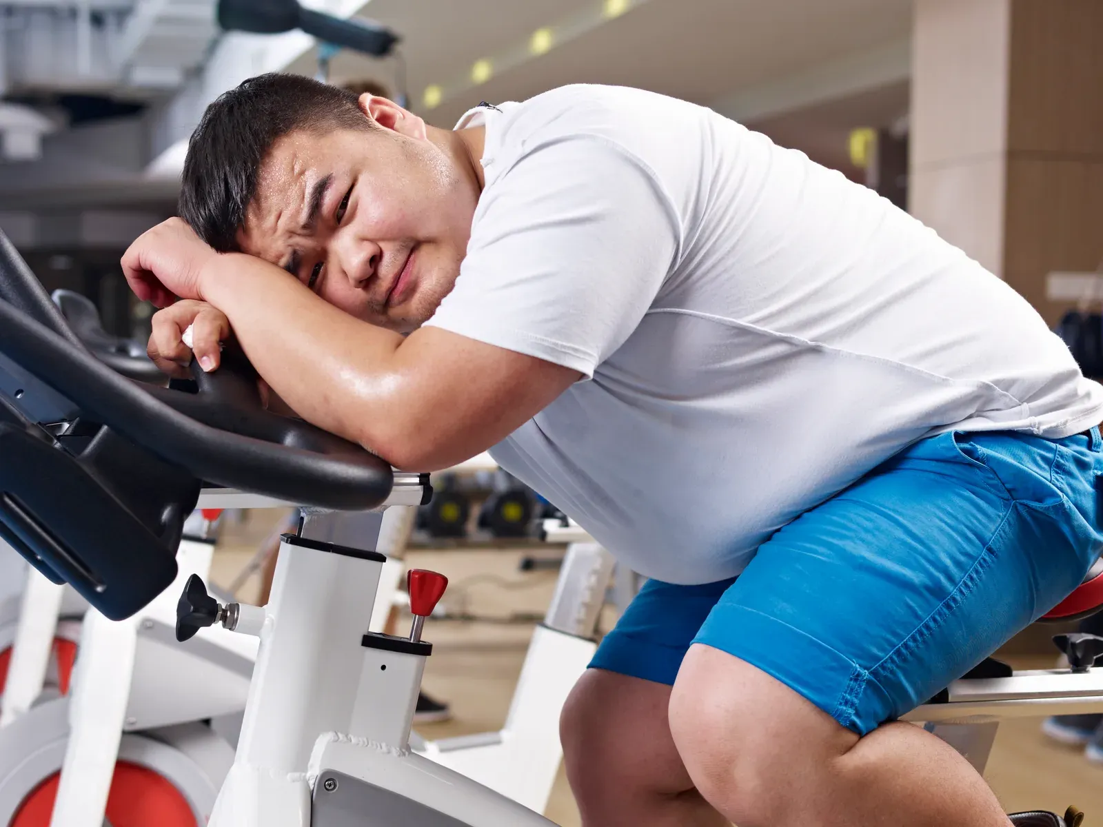Overweight man exercising, a starting point for a dad bod plan that fits family time
