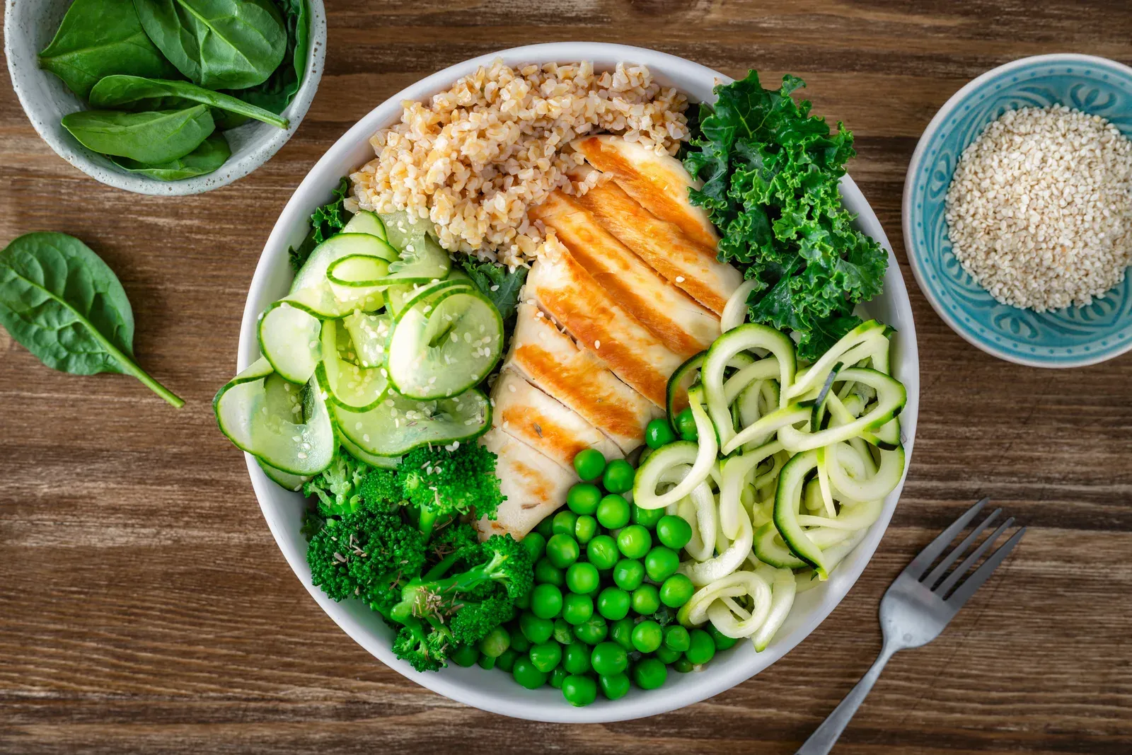 Healthy plate lunch with grilled chicken and mixed vegetables, a meal that raises the question of protein per sitting
