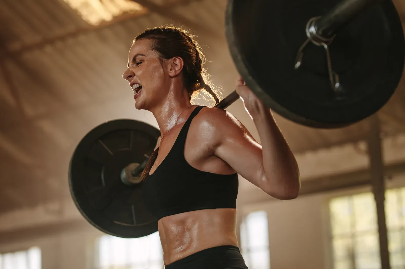 Strong woman working through a heavy lift, the effort RPE puts a number on